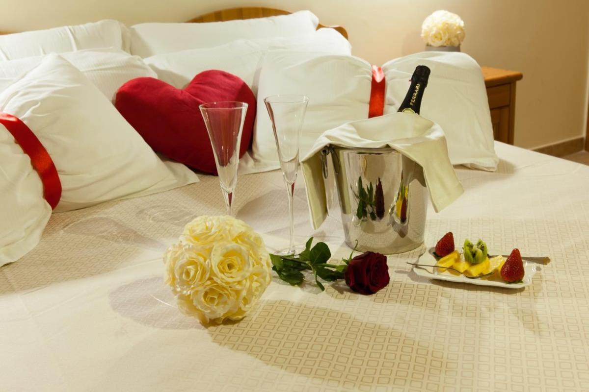 Hotel Ristorante San Giovanni ฟาแลร์นา ภายนอก รูปภาพ