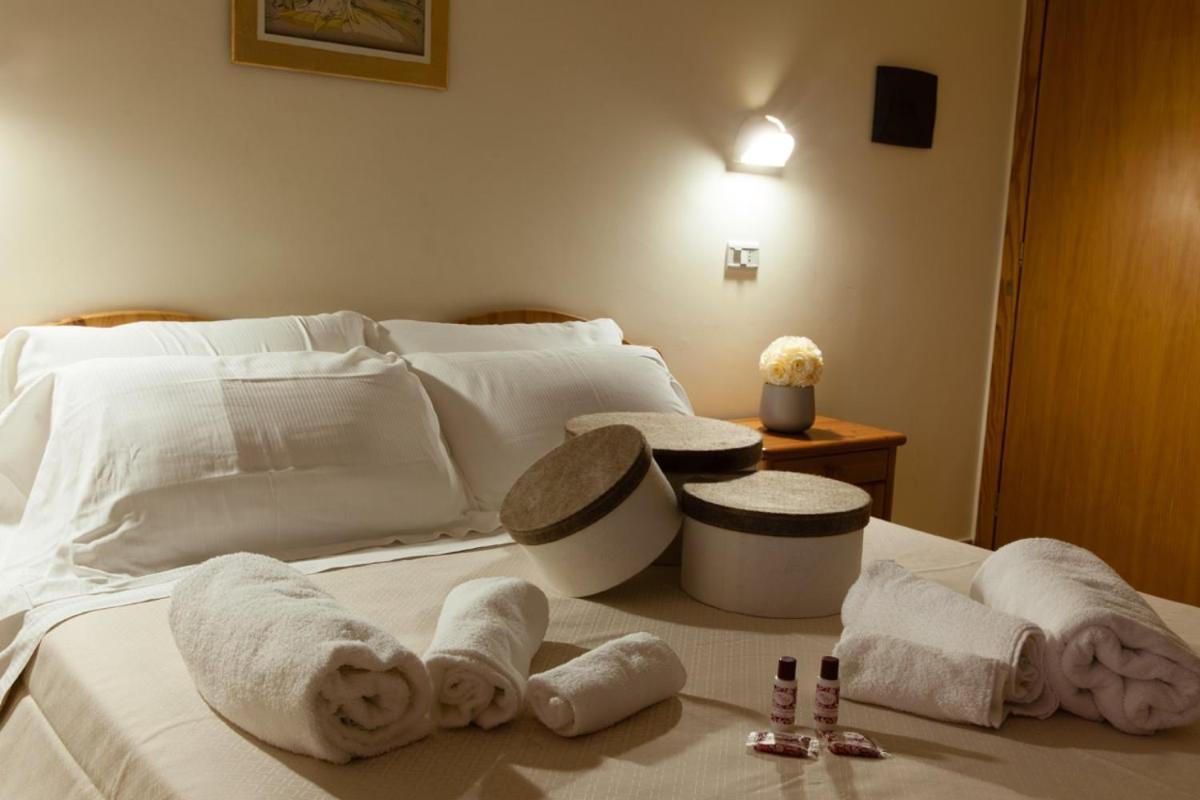 Hotel Ristorante San Giovanni ฟาแลร์นา ภายนอก รูปภาพ